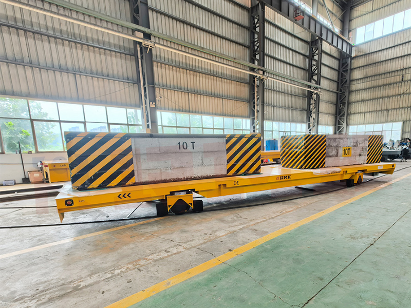 Gran ferrocarril de carga pesada transformando carreta de transferencia